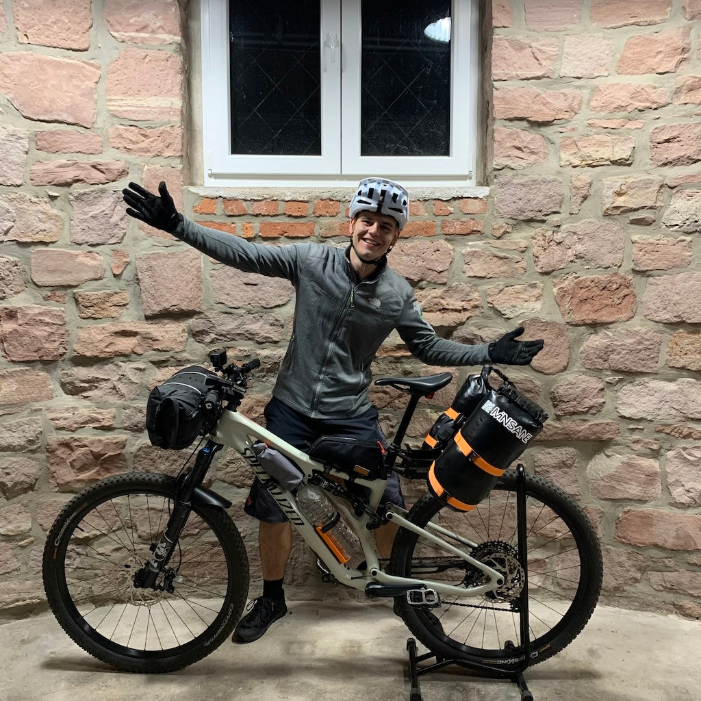 Alex kurz vor der Radreise nach Amsterdam mit gepackten Fahrrad.
