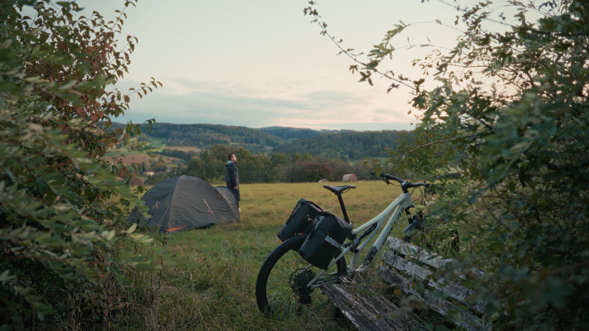 minsane emtb und mtb gepacktraeger bei bikepacking zelt reise sonnenuntergang