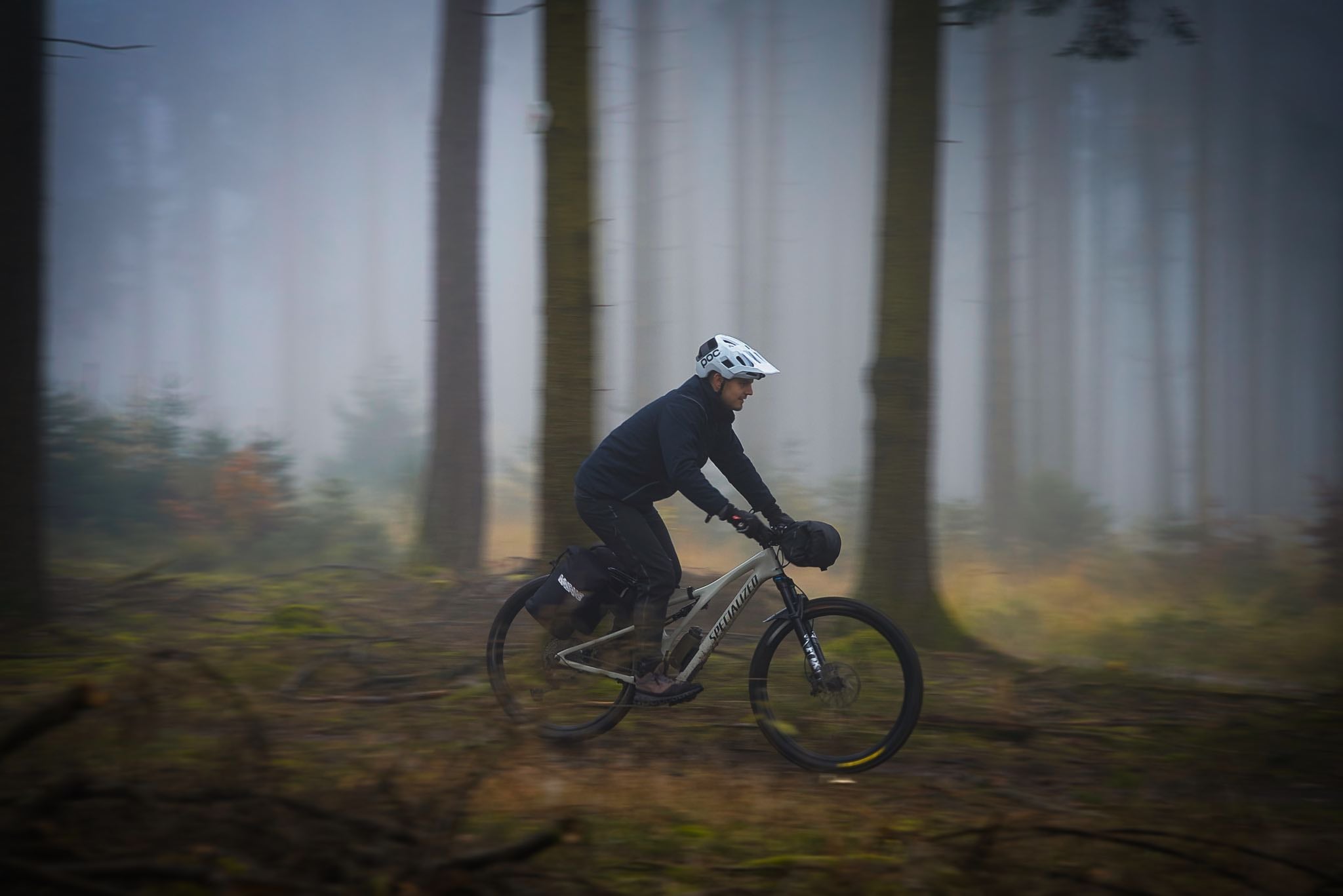 Minsane FullyLoaded Front bei rasanter Fahrt im nebeligen Wald