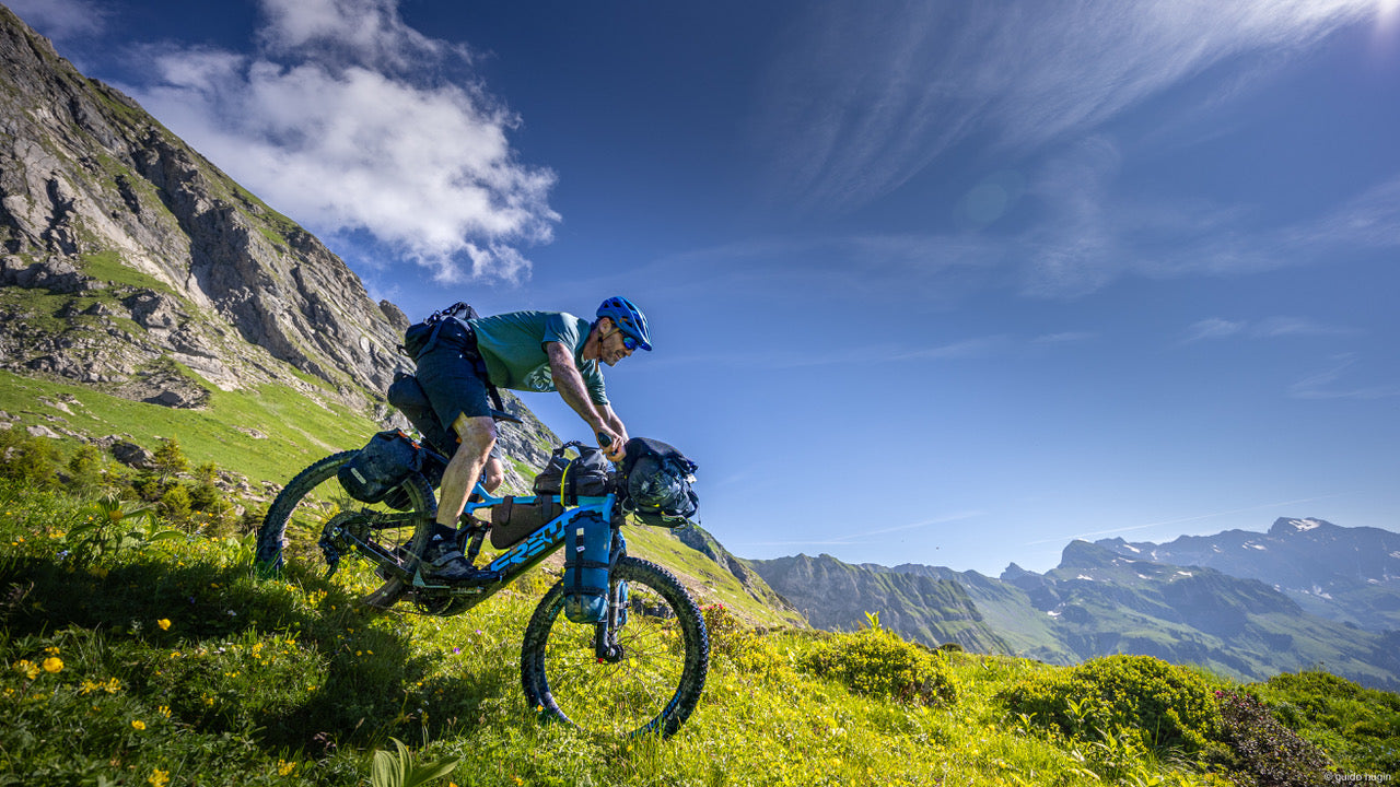 Mountainbiker im Gebirge mit Minsane FullyLoaded Pro Gepäckträger.