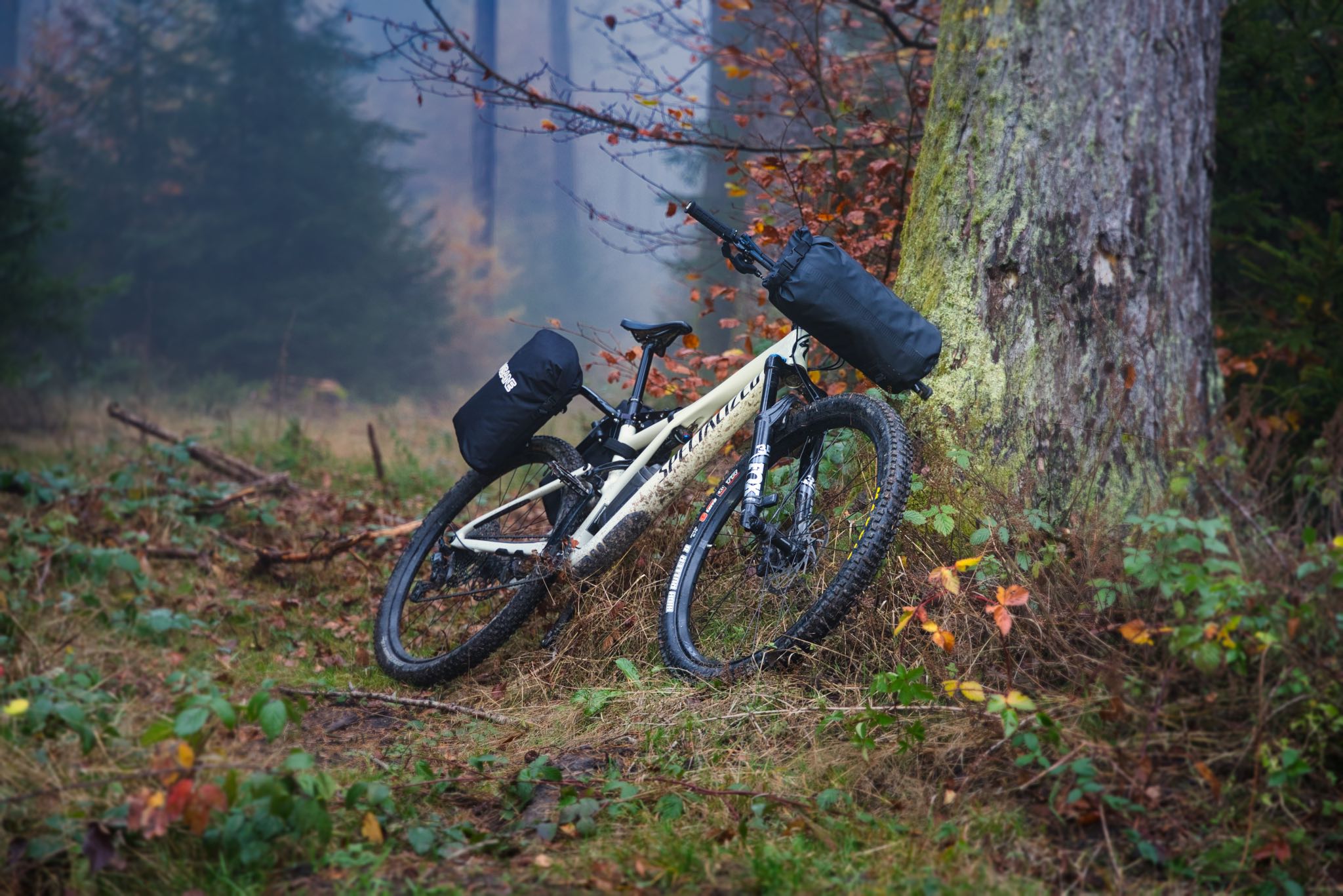 FullyLoaded Pro mit den Minsane Explorer Bags an einem Mountainbike im Wald