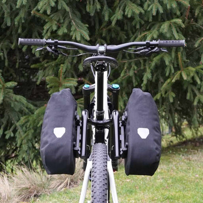 FullyLoaded Pro montiert an einem Mountainbike mit Fahrradtaschen