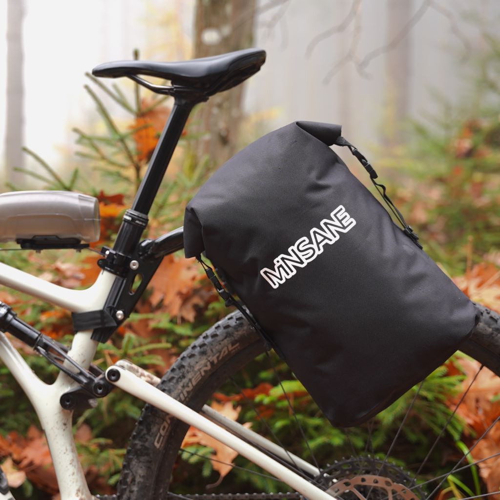 FullyLoaded Pro montiert an einem Mountainbike mit Fahrradtaschen