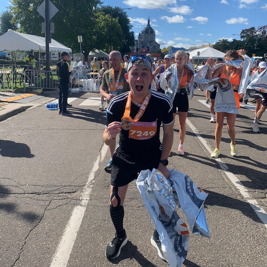 Junger sportlicher Mann, der einen Marathon in Minneapolis absolviert hat.