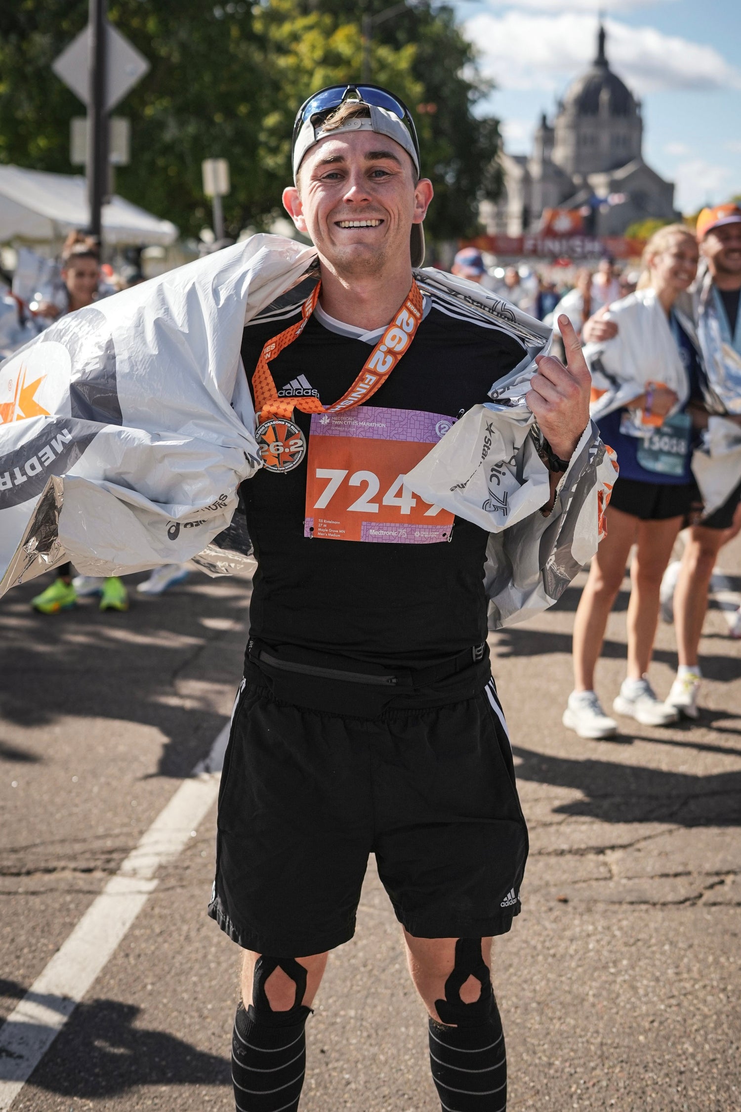 Junger sportlicher Mann, der einen Marathon in Minneapolis absolviert hat.